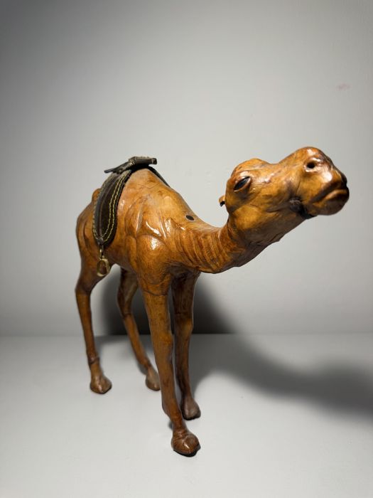 Dromader, sculptura in lemn