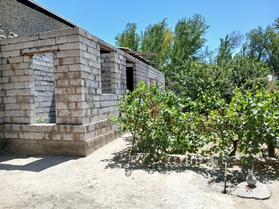 Karmana tumanida hovli sotiladi