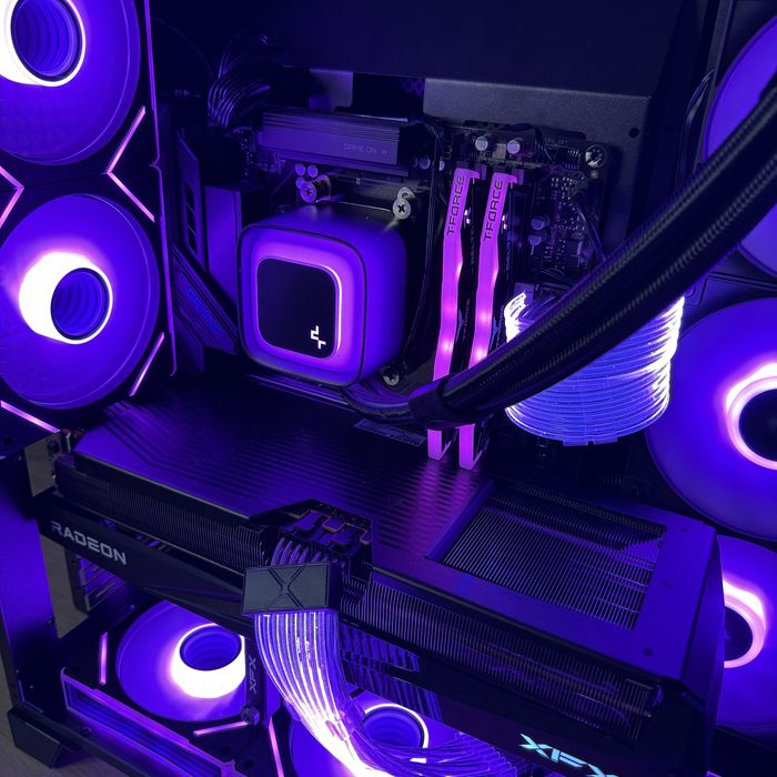 ЛИЗИНГ! Геймърски звяр Ryzen 7 9800X3D / RX 9070 XT / 32GB / 1TB SSD