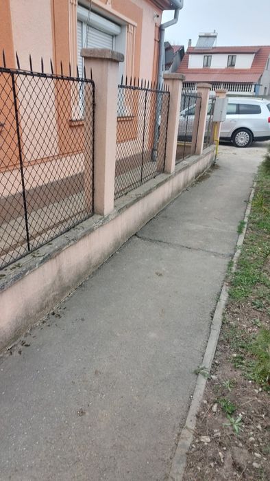 Vând plasa/ metal gard+ poartă