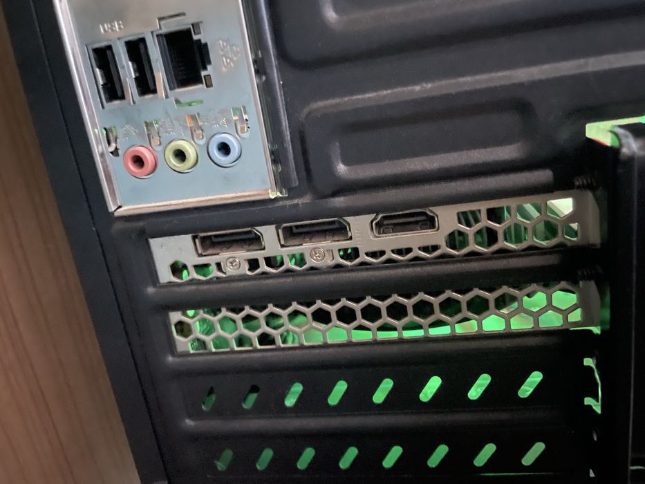 Продавам настолен компютър