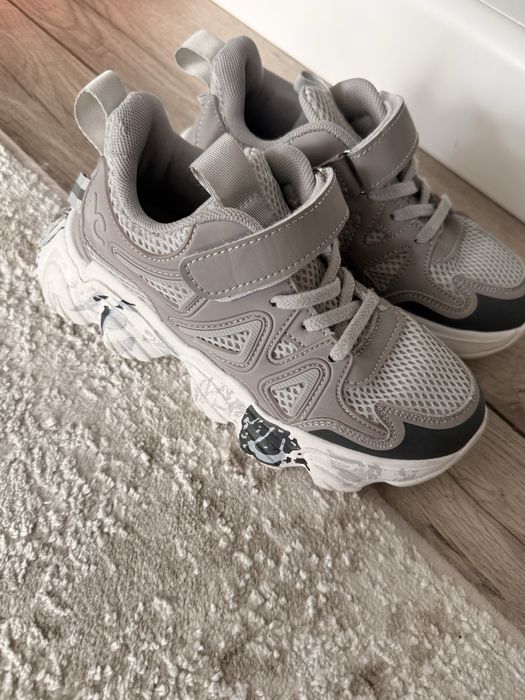 Продам детские кроссовки 33 размер фирма совенок