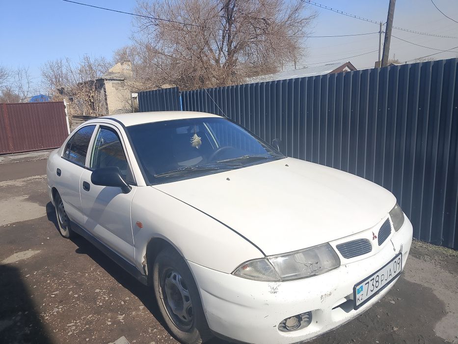 Машина Mitsubishi Carisma