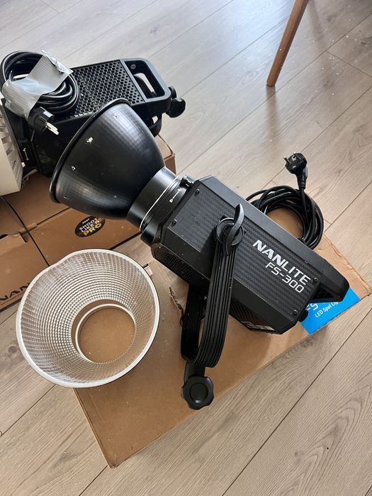 Nanlite Fs-300 x2  Nanlite Fl-20g fresnel