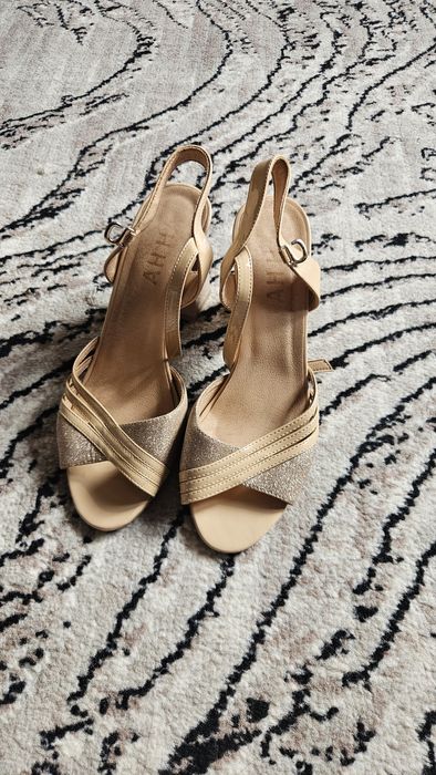 Hayal-qizlar ayaq kiyimi, makasi kiyilmegen, tanketka paydalanilgan