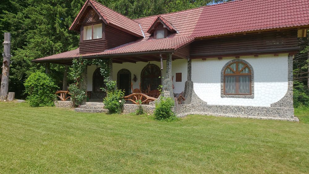 Vând super cabană intravilan cu curte de 3.000 mp, locație superbă pe Valea Avrigului, jud.Sibiu. Bretele acces  autostradă Sibiu-Făgăraș la 10 km