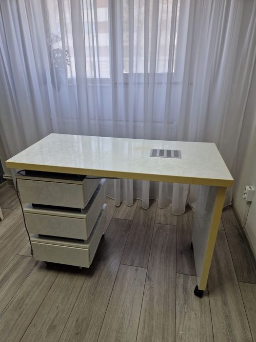 Masa manichiura profesionala