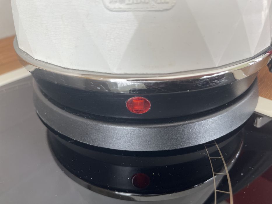 Електрическа кана Delonghi brilliant