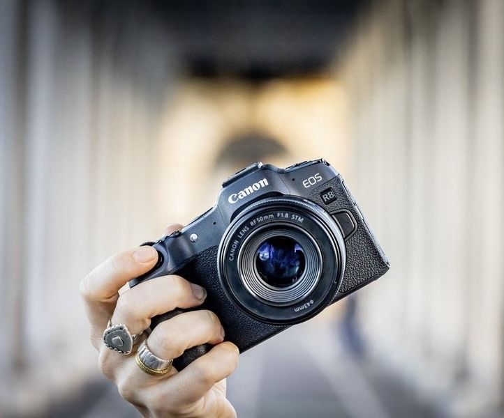 НОВО!!! Безогледален фотоапарат Canon - EOS R8, 24.2MPx, Black + Батерия LP-E17