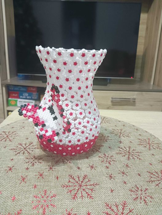 Vaza de sticla decorata manual cu margele Hama