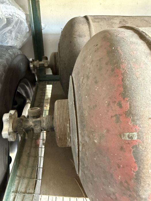 Газовые балоны и полки две