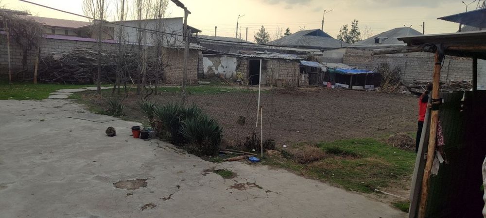 Hovli sotiladi 8,5 sotix zudlik bilan sotiladi faqat naxtga