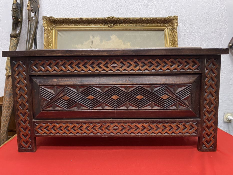 Френски сандък от дън с дърворезба