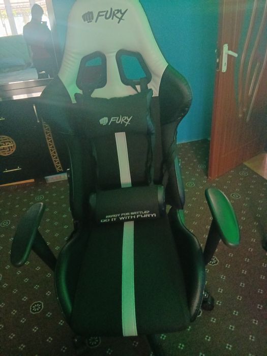 Vand scaun gaming sau schimb