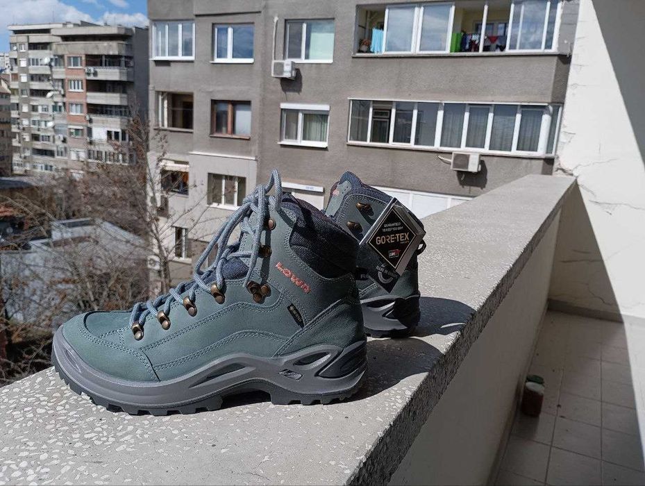 нови 3 сезонни обувки Lowa Renegade GTX 40 номер