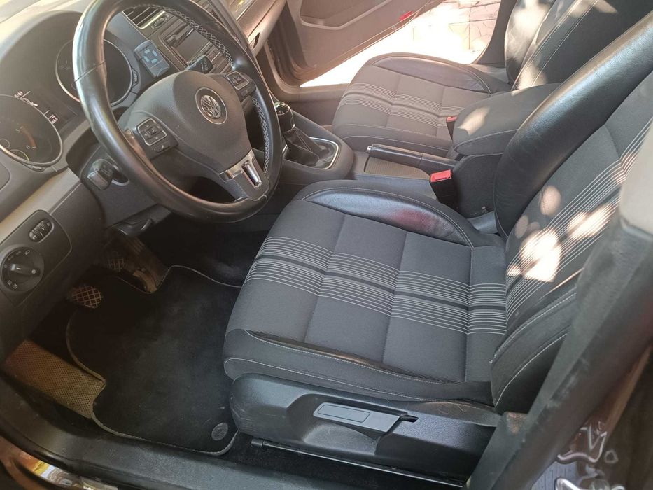 Vand  autoturism Wv Golf an fabric. 2013, diesel,1600 cmc, 77 kw, break, culoare maro metalizat, 178116 km in crestere.