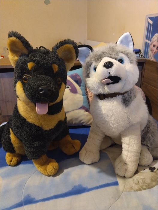 Големи плюшени кучета