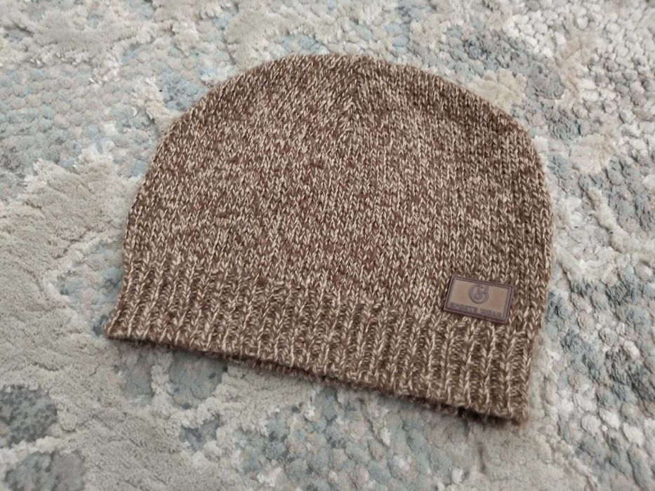 топла мека зимна плетена шапка