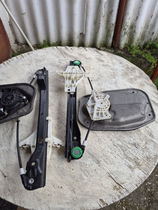Vand macarale geamuri spate stanga-dreapta vw golf 5