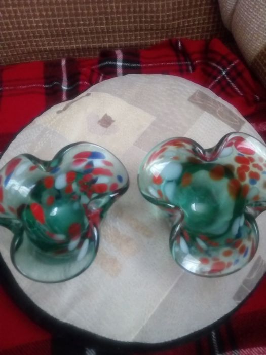 Вазочки цветные и белые.