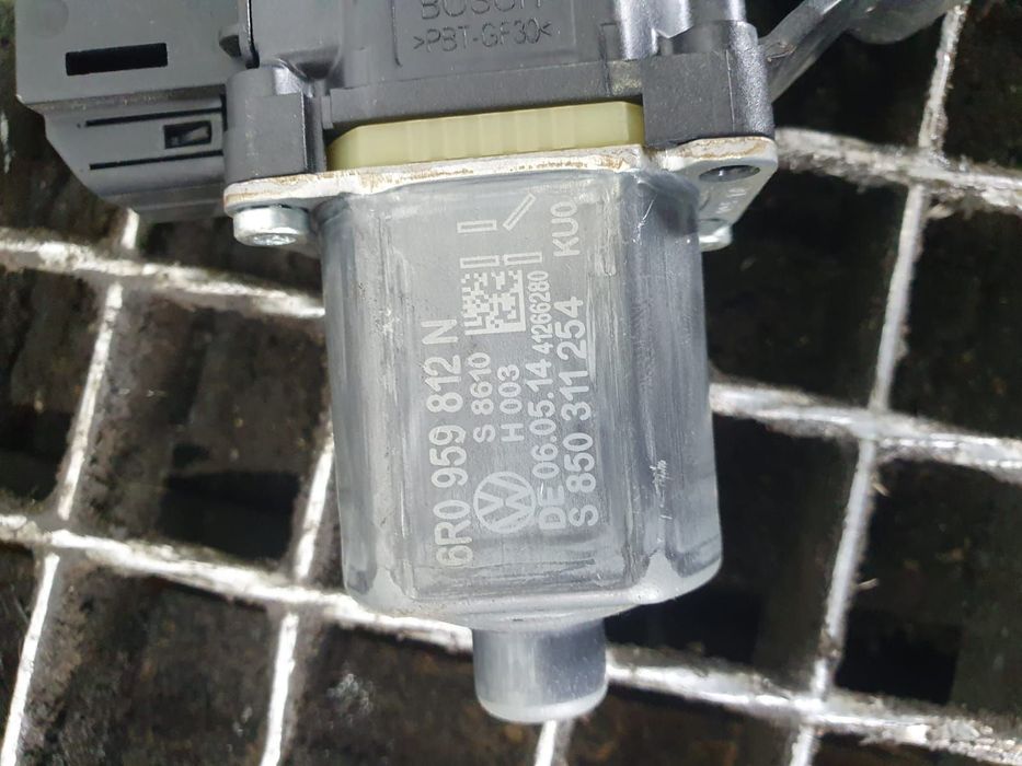 Motoras geam usa dreapta spate  6r0959812n 1.4 tdi CUSA Skoda Fabia 5