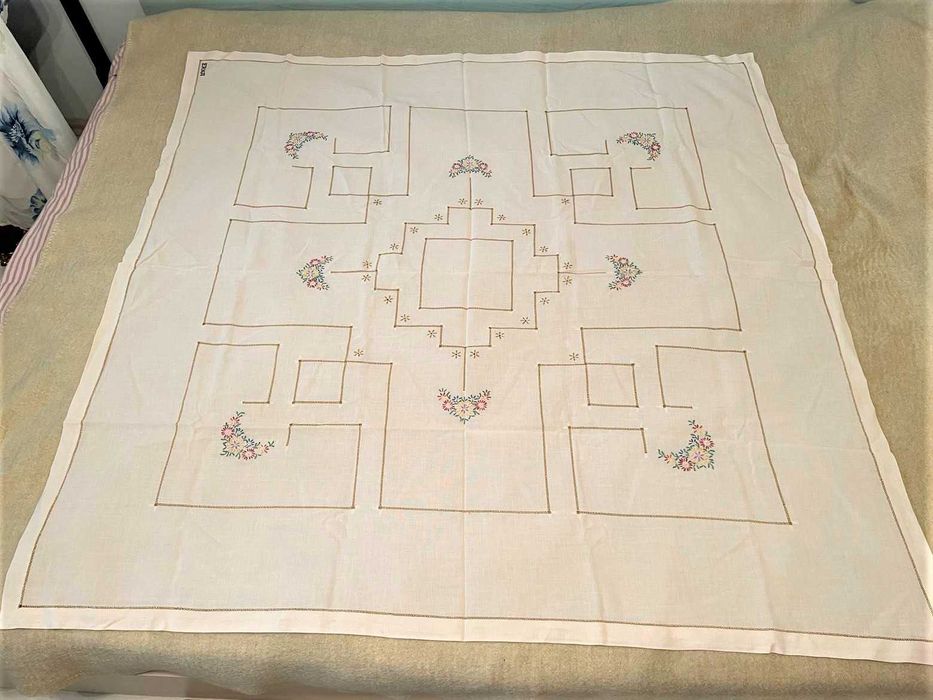 Красива голяма покривка с ръчна бродерия от Англия