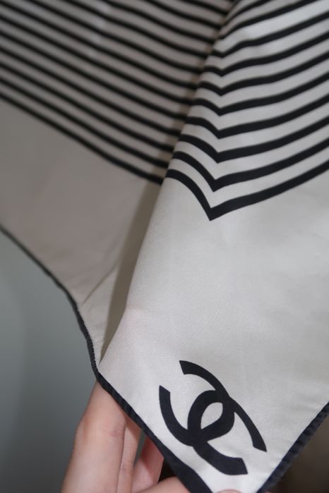Chanel черно бял шал