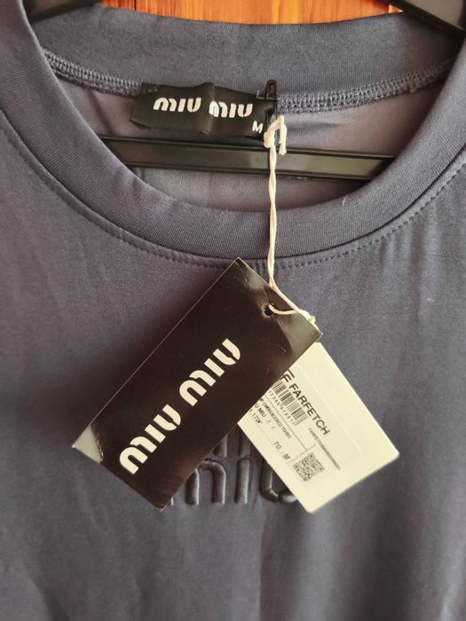 Страхотна изчистена памучна рокля на  Miu Miu с бродирано лого .