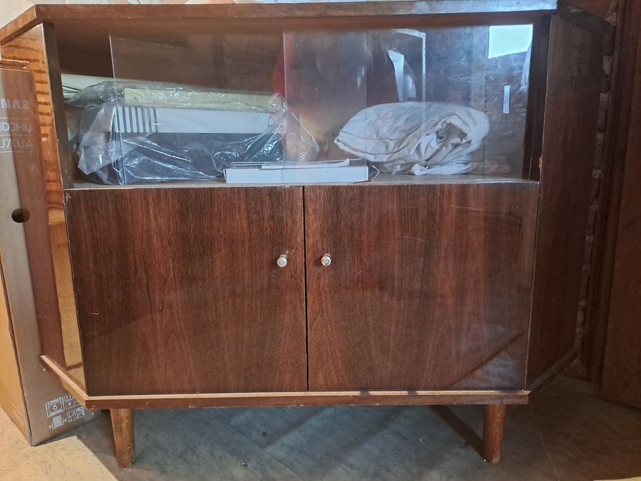 Стар шкаф за телевизор