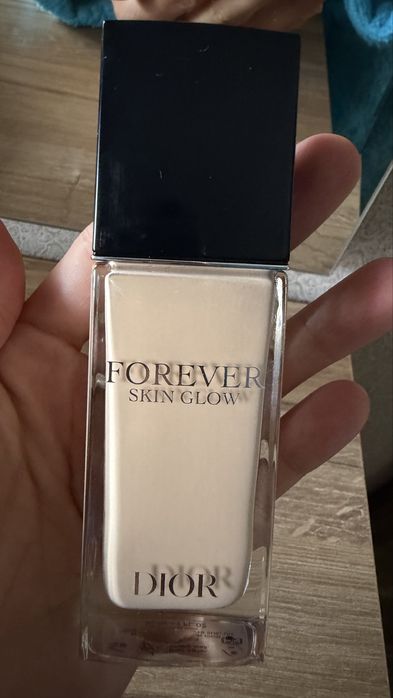 Продам тональную основу Dior