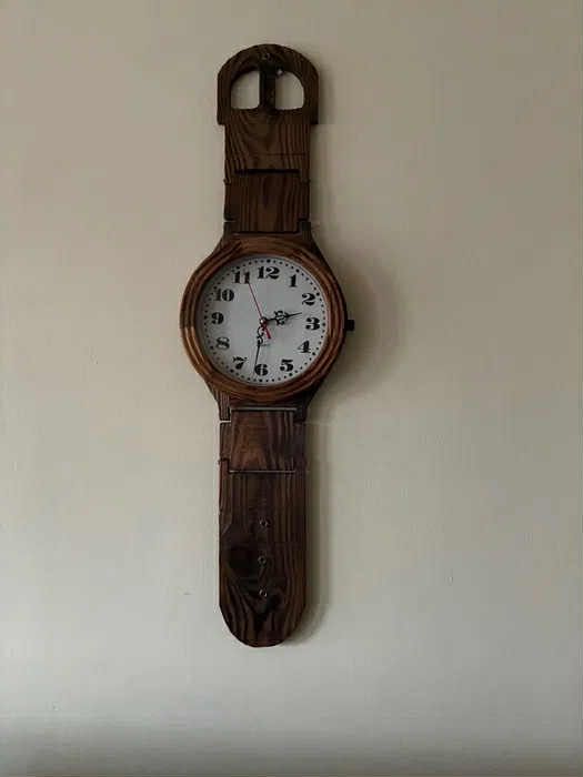 Стенен часовник като часовник с каишка за ръка