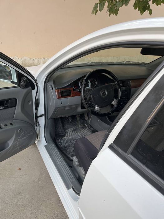 Автомобиль ласетти 1.8 л сотилади  2012й

267000км юргани метани бор