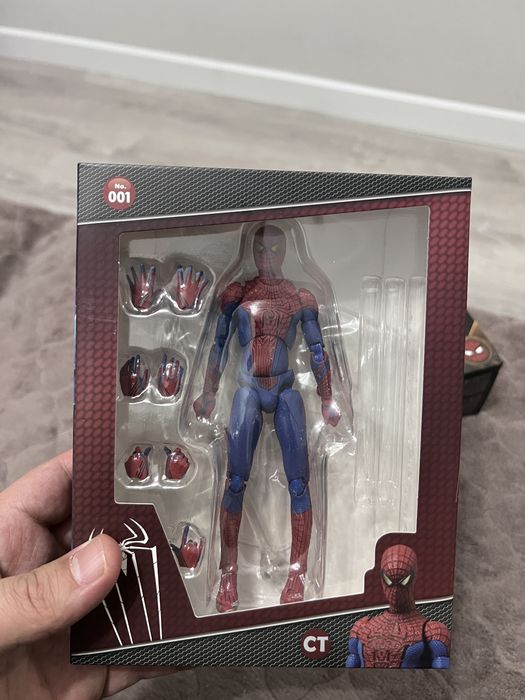 Фигурка человека паука