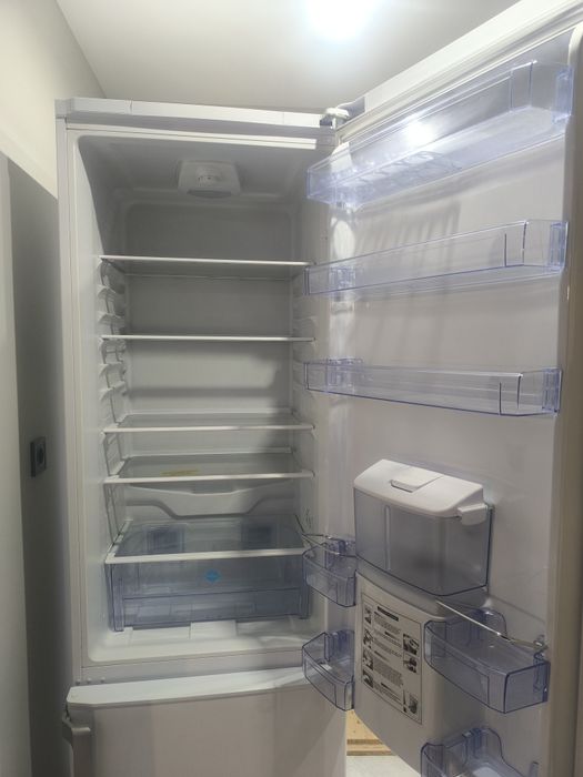 Хладилник с фризер Беко 325л