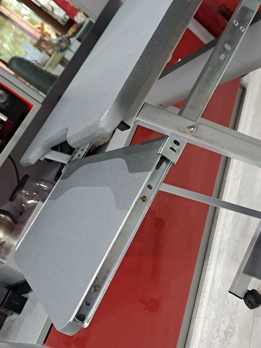 Компютърно бюро/маса/ с колела и изтеглящ се плот