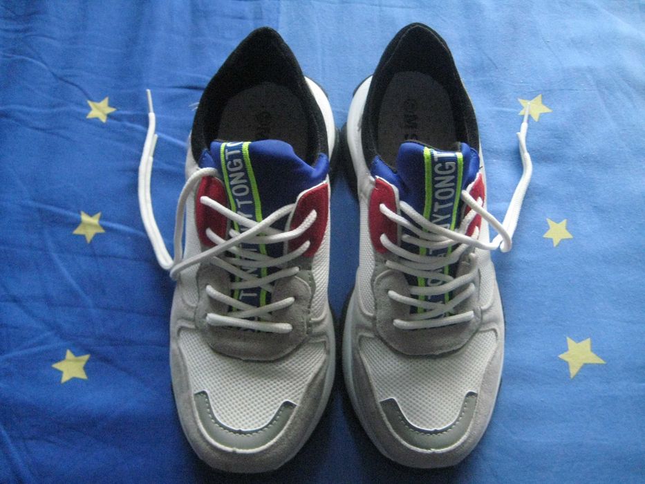 Продавам дамски спортни маратонки