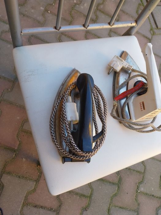 Vand 2 buc fier de călcat vechi