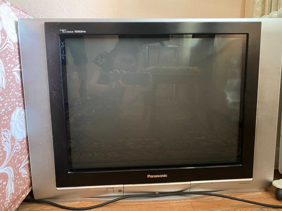 Продам тумбочку под телевизор и телевизор