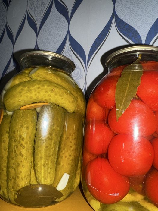 помидоры сочные, плотные , вкусные ; огурчики маринованные хрустящие