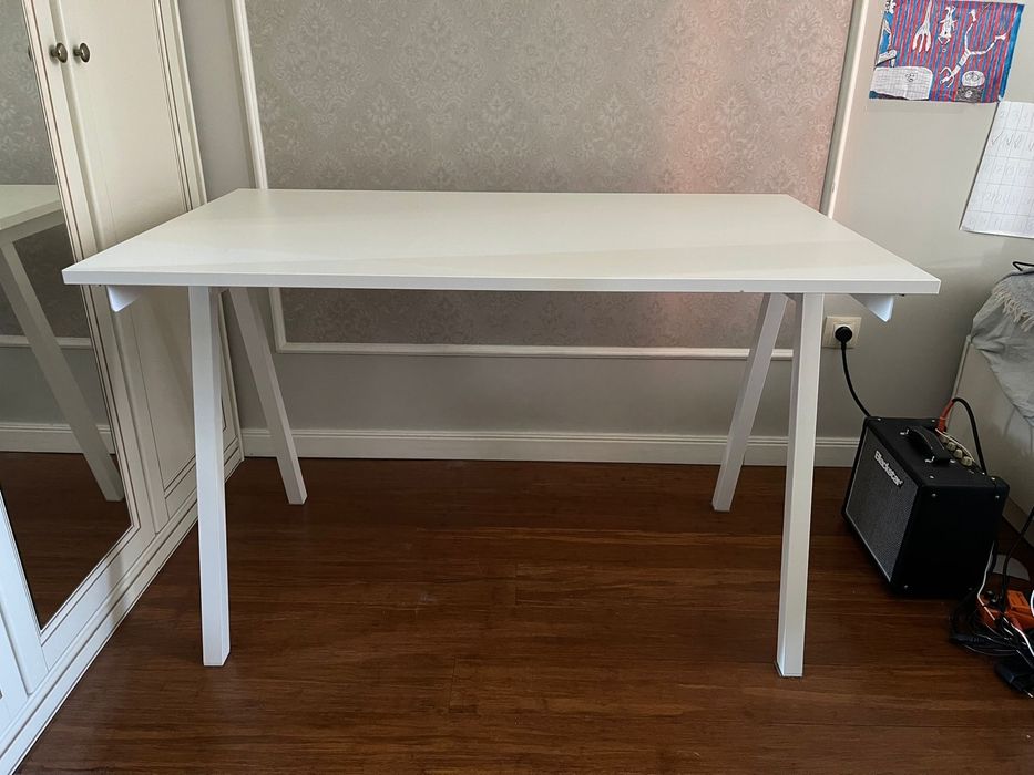 Бяло бюро от Икеа, използван