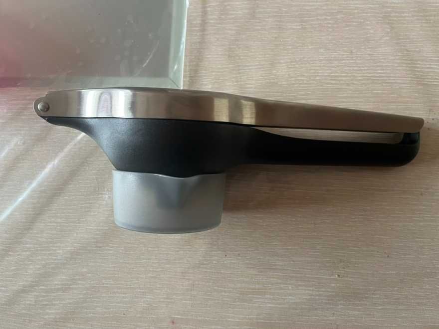 Продавам ръчна цитрус преса с контейнер LEMON PRO, GEFU Германия