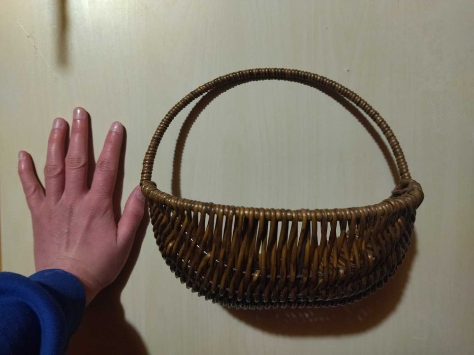 Малка кафява плетена кошница