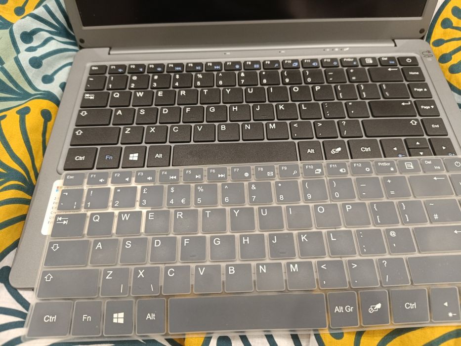 Лаптоп EZbook X3