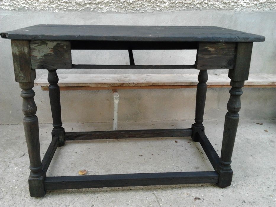 Стара маса  възрожденски стил на над 100години