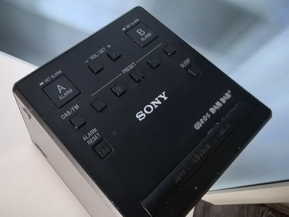 Ceas cu radio FM, RDS, DAB si alarma Sony XDR-C1DBP