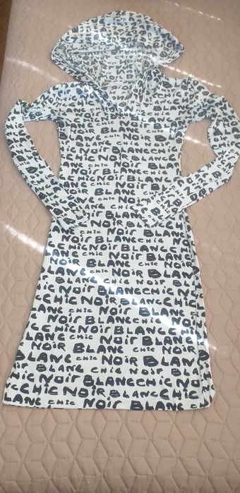 Дамска много красива рокля по тялото с дълга качулка-50лв.