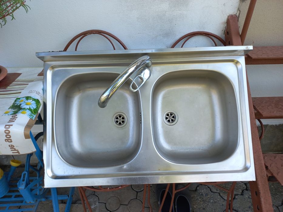 Chiuveta de inox cu doua cuve și robinet montat