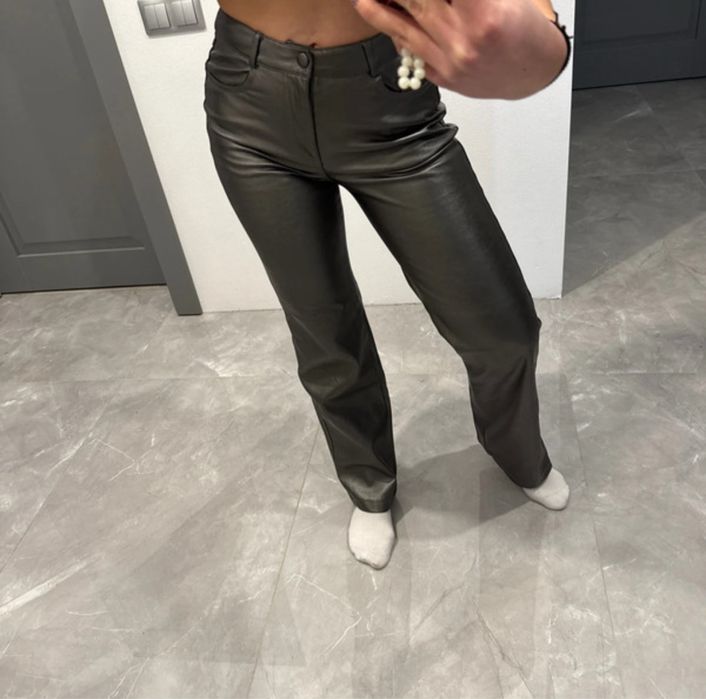 Pantaloni argintii stil piele Stradivarius