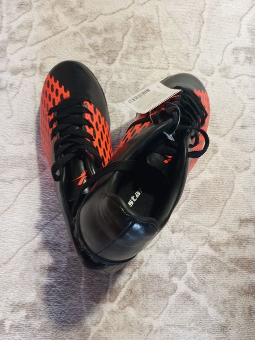 Чисто нови обувки за футбол 38 размер