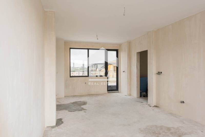 Тристаен апартамент за продажба, с голяма дневна и морска панорама, в